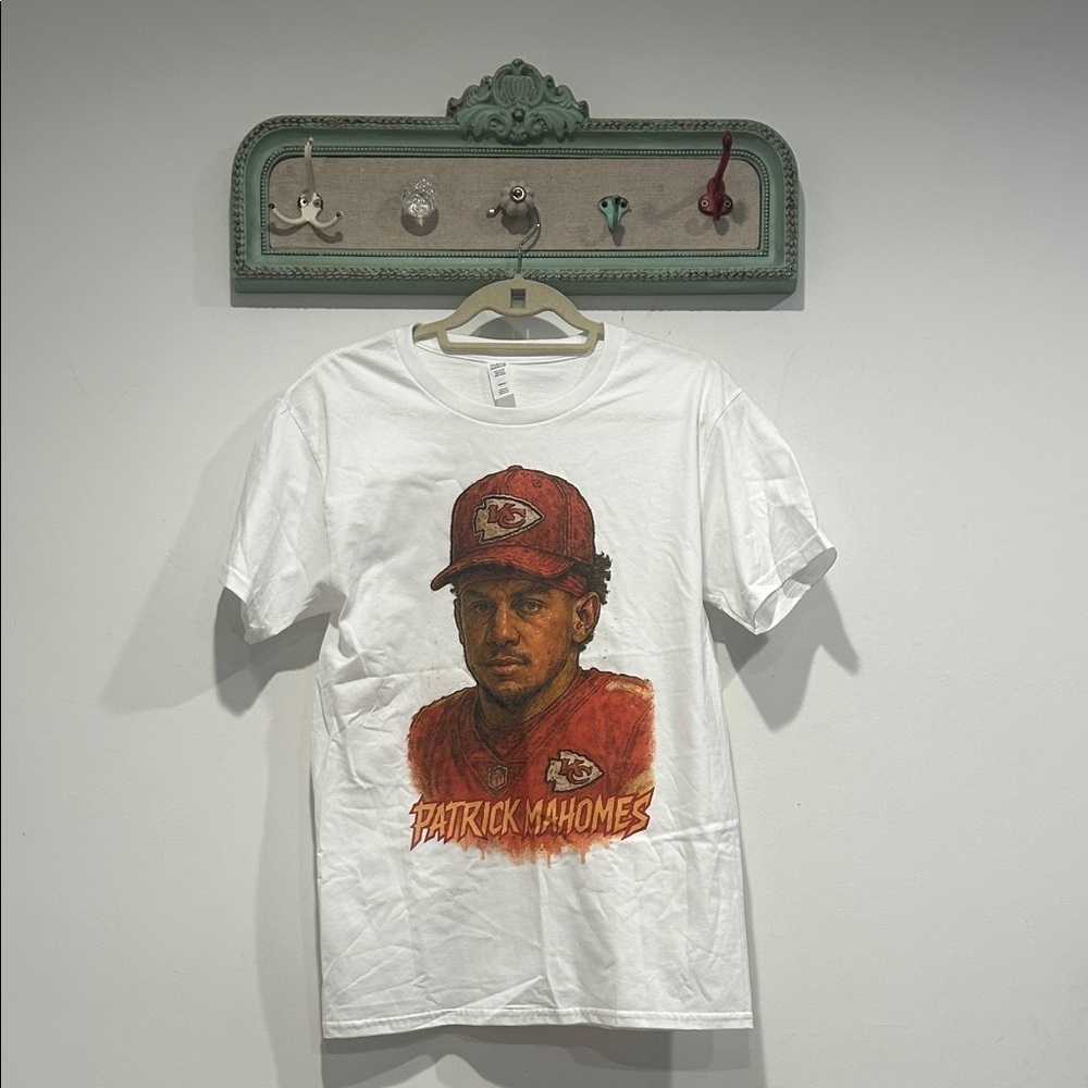 Patrick Mahomes Kansas City chiefs White Graphic T-Shirt short sleeve small nwot - Picture 1 of 5